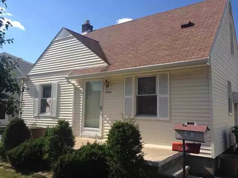 32214 Dover St, Garden City, MI 48135