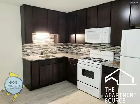 1039 College Ave #5W, Wheaton, IL 60187