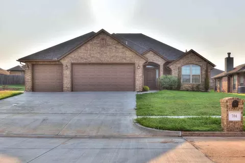 704 S Avery St, Moore, OK 73160