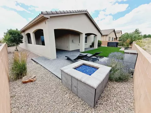 8900 Sunhorn Pl NW, Paradise Hills, NM 87114