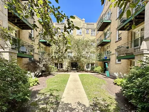912 W Dakin St #104, Chicago, IL 60613