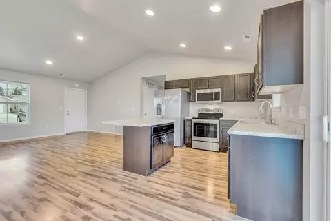 5483 Summerland Dr, Waterloo, IA 50701