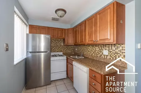 5820 N Sheridan Rd #102, Chicago, IL 60660