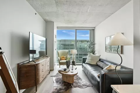 1114 W Carroll Ave #1-1, Chicago, IL 60607