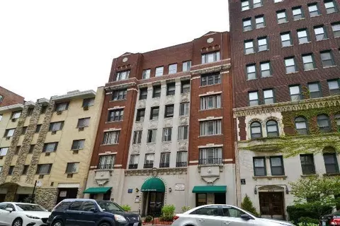 425 W Roscoe St #301, Chicago, IL 60657