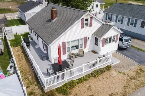 8 Bittersweet Ln, Hampton, NH 03842