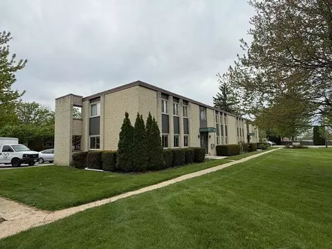 641 W Park Ave #D, Libertyville, IL 60048