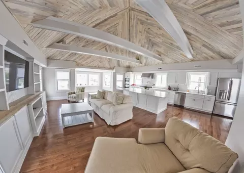 5 L St #UPSTAIRS, Hampton, NH 03842