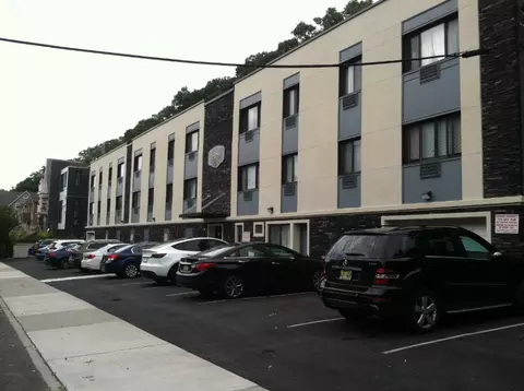 208 Undercliff Ave #B7, Edgewater, NJ 07020