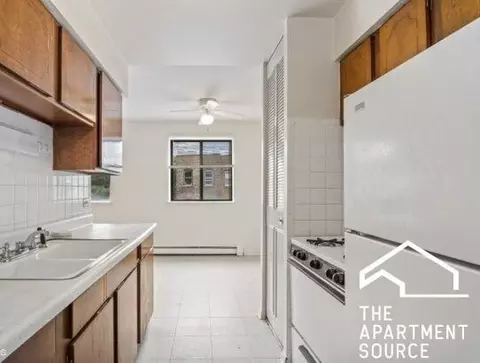 530 W Aldine Ave #402, Chicago, IL 60657