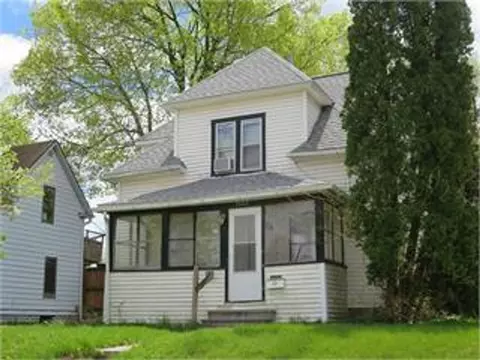 2002 Mulberry St, Waterloo, IA 50703