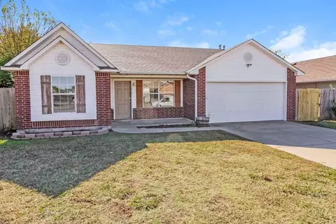 1016 NW 14th Pl, Moore, OK 73160