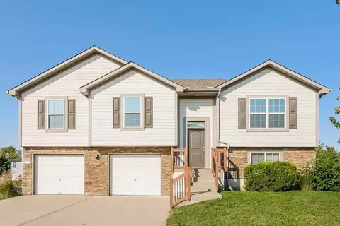 704 Fall Creek Cir, Belton, MO 64012