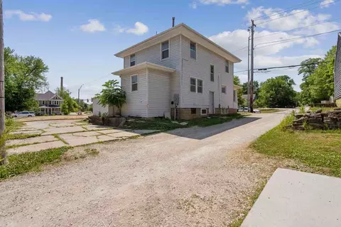109 W 12th St, Cedar Falls, IA 50613