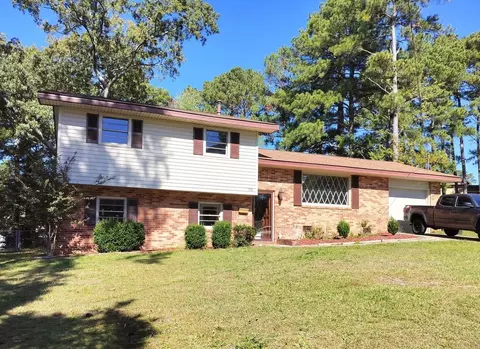 736 Chadwick Rd, Fayetteville, NC 28301