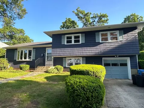 58 Versailles St, Cranston, RI 02920