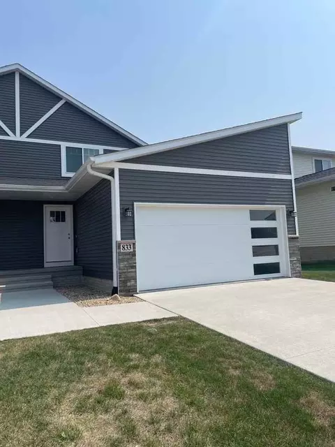 833 Grindstone Cir, Waterloo, IA 50702