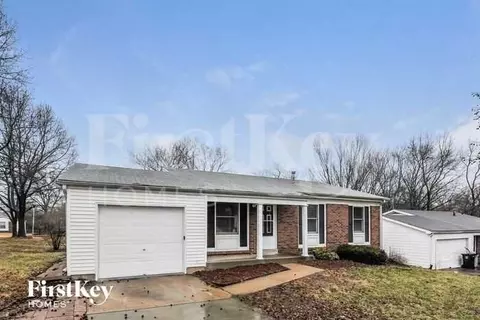 6071 Silver Fox Dr, Florissant, MO 63034