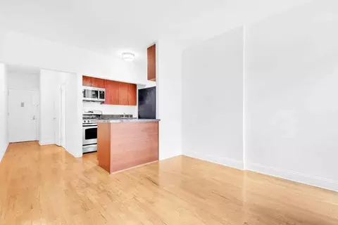 426 W 49th St #1B, New York, NY 10019