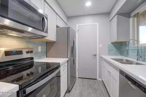 2220 W Dora St #214, Mesa, AZ 85201