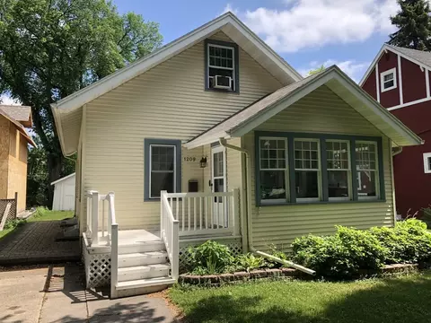 1209 Belmont Rd, Grand Forks, ND 58201