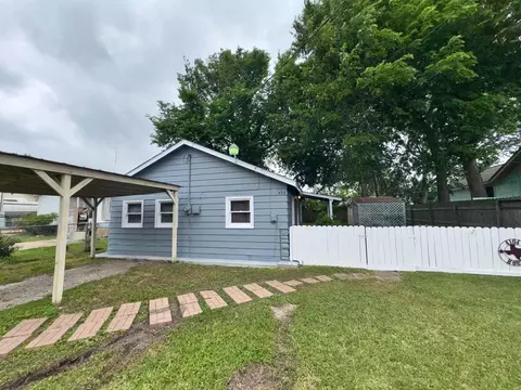 4104 Houx St, Bacliff, TX 77518