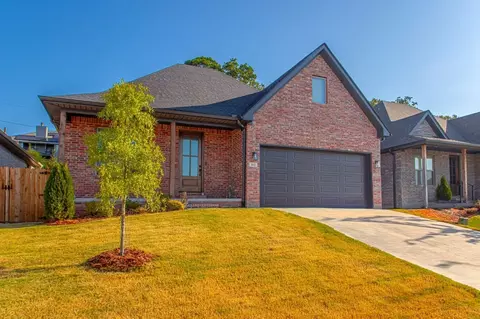 302 Kanis Ridge Dr, Little Rock, AR 72223