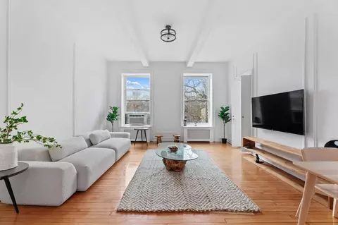 E 10th St, New York, NY 10003