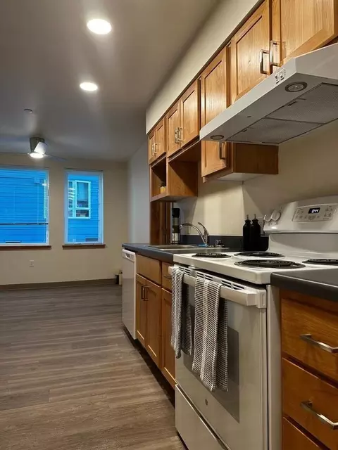 916 N 143rd St, Seattle, WA 98133