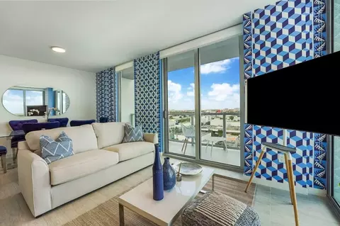 ne 2nd ave, Miami, FL 33132