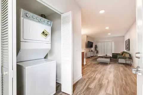 11721 Runnymede St, Los Angeles, CA 91605