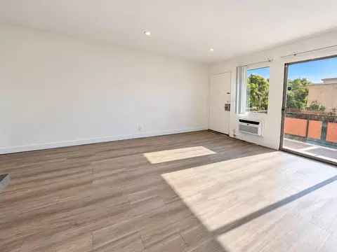 6136 Fulton Ave, Los Angeles, CA 91401