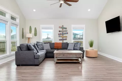 951 Gulf Shores Dr, Bolivar Peninsula, TX 77650