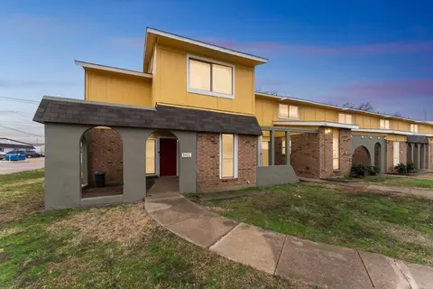 2401 2411 Doreen St, Grand Prairie, TX 75050