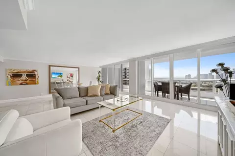 1717 N Bayshore Dr, Miami, FL 33132