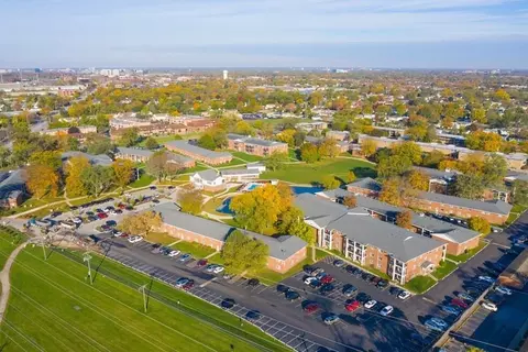 1958 W Algonquin Rd, Mount Prospect, IL 60056
