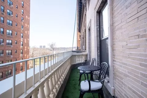317 W 74th St, New York, NY 10023