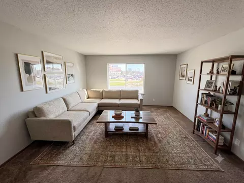 3739 W 9th St, Waterloo, IA 50702