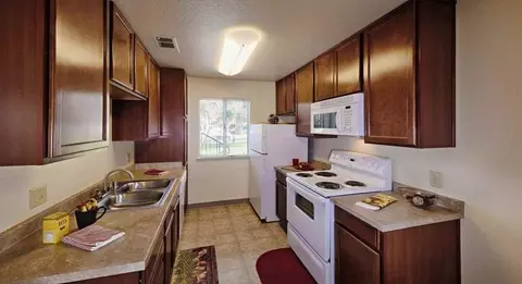 100 Fowler Ave, Clovis, CA 93611