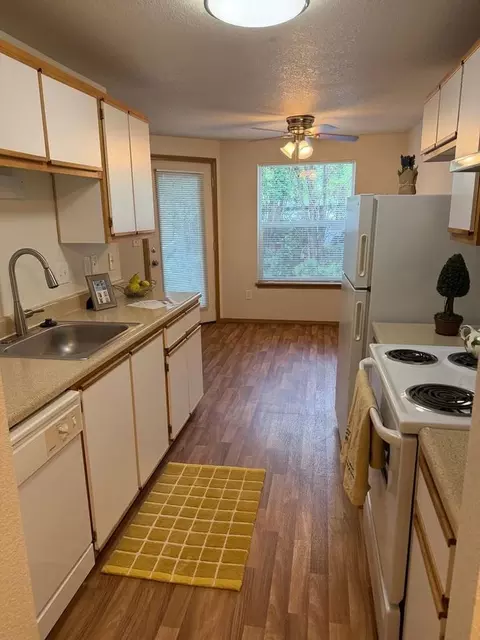 15370 Bangy Rd, Lake Oswego, OR 97035