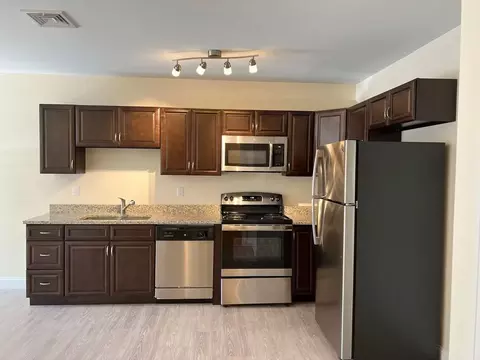 6 Macgregor Ct, Londonderry, NH 03053