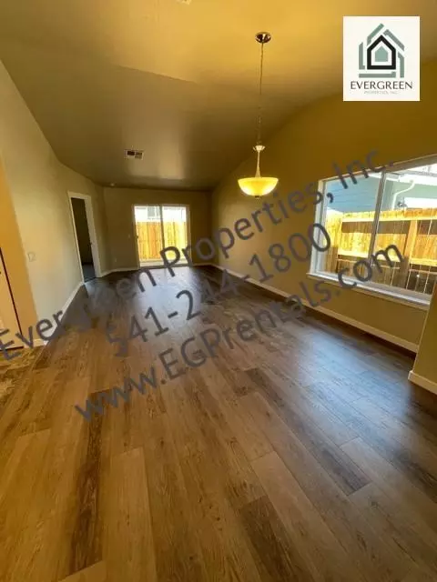 1012 SW Oliver Pl, Grants Pass, OR 97526