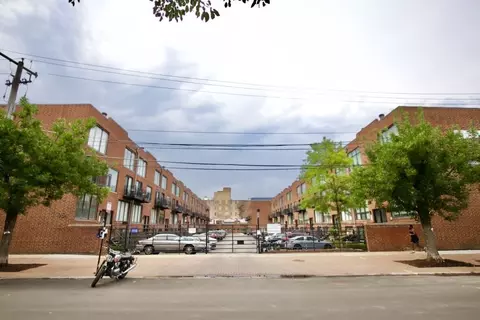 944 W Grace St #E102, Chicago, IL 60613