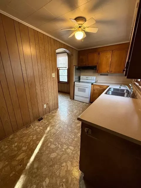 524 W Peachtree St, Woodruff, SC 29388