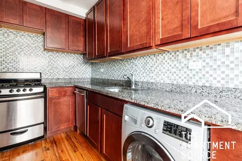 550 W Arlington Pl #301, Chicago, IL 60614