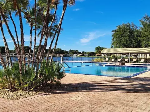 275 Gate Rd #111, Hollywood, FL 33024