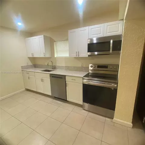 700 NE 164th St #3, Miami, FL 33162