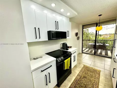 900 NE 195th St #308, Ives Estates, FL 33179