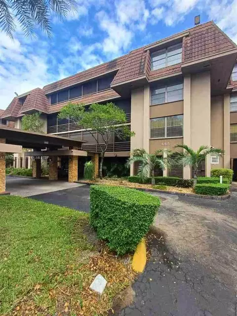 665 NE 195th St #119, Ives Estates, FL 33179