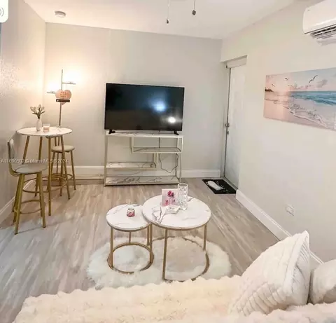 950 NE 127th St #1, North Miami, FL 33161